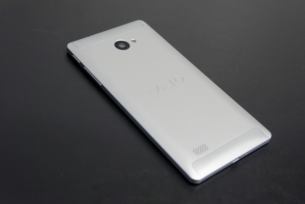 仕事やプライベートのどんなシーンにも似合う「VAIO Phone A」