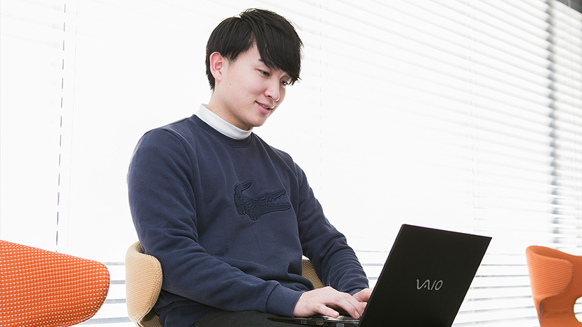 ノートパソコンを使用している大学生