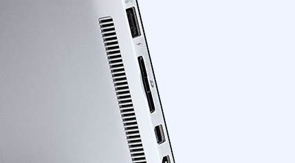 カメラの⼤量データも高速で転送できるUHS-Ⅱ対応SDカードスロット